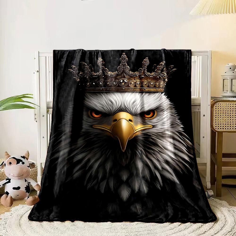 Ein königlicher Adler mit detaillierten Federn, der eine verzierte goldene Krone trägt. Decke für alle Jahreszeiten Mittagspause Überwurf Geschenk