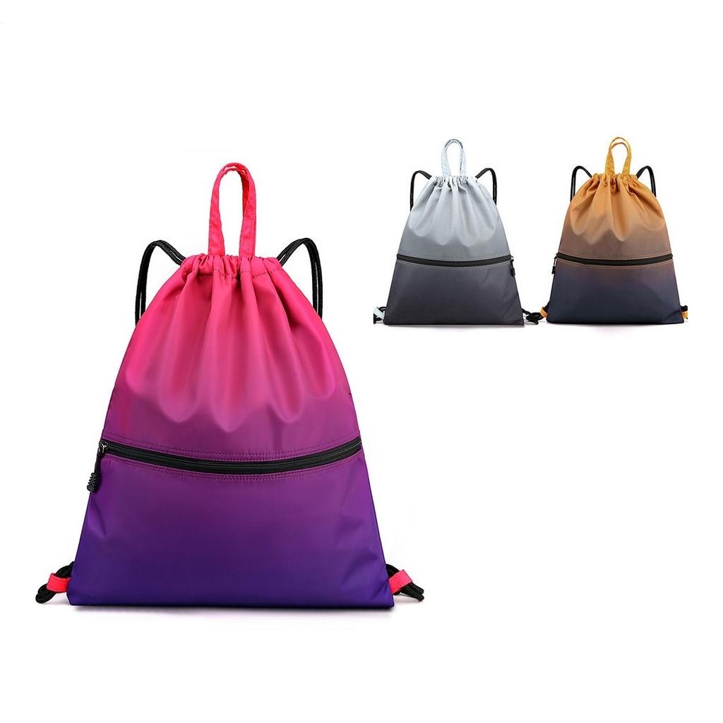 Rucsacul cu șnur de capacitate mare cu culoare în gradient și buzunar exterior cu fermoar este potrivit pentru sport, călătorii și activități în aer liber.