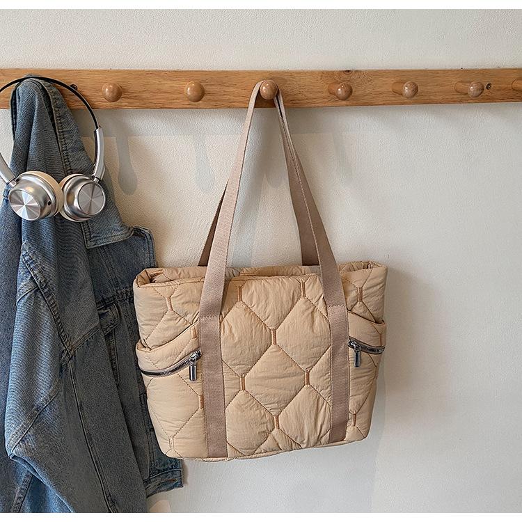 

Korean version of down jacket women s bag, large capacity autumn and winter commuter shoulder bag, diamond check puff armpit bag хакі