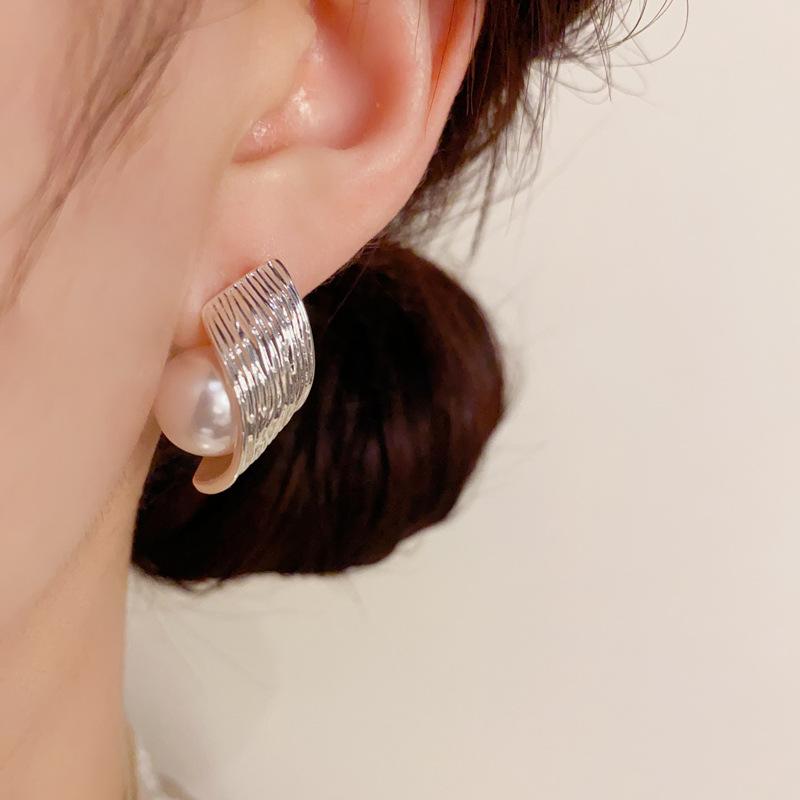 Light Luxury Fashion Personality Metal Surround Pearl Earrings Niche Temperament Simple Design Earrings for Women