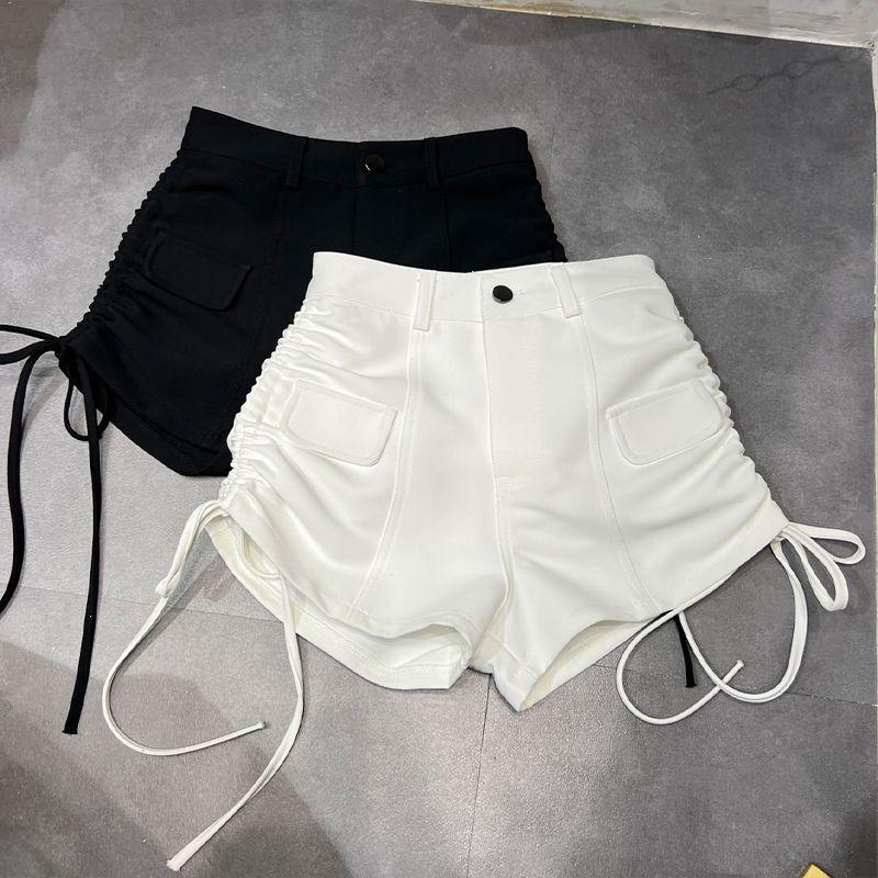 

Women s High-Waisted Pleated Slim-Fit Shorts with Side Lacing M чорний