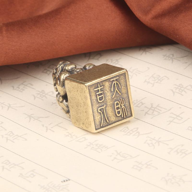 Vintage Brass Pixiu Desktop Ornament Antique Auspicious Beast Copper Engraved Leisure Seal Old Copperware Collection W