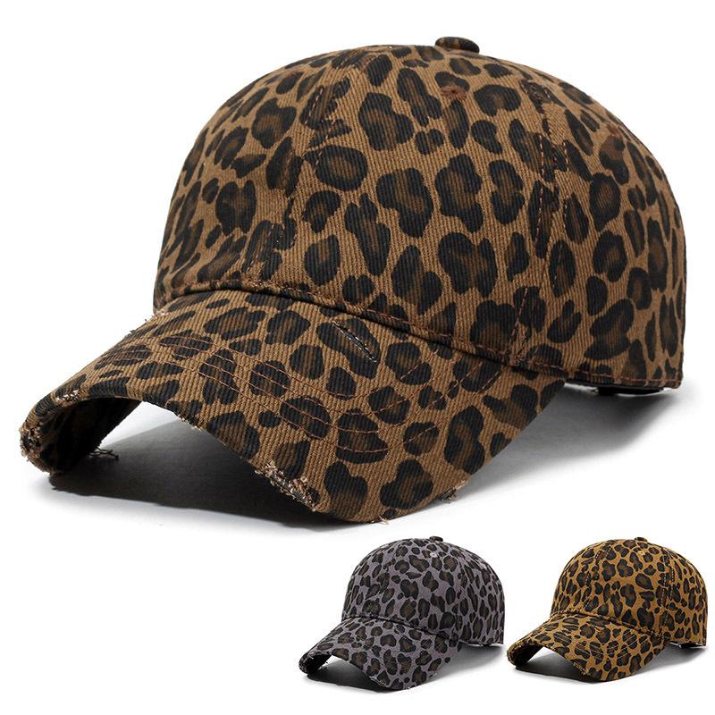 The full-pattern leopard-print distressed soft-brimmed baseball cap from Europe and America is perfect for travel outfits.