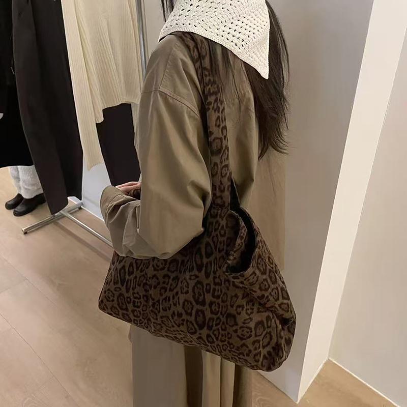 Yogodlns Retro Leopard Print Niche Commuter Large Capacity Shoulder Bag Totes Autumn and Winter New Travel Underarm Bag