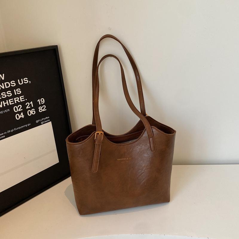 Retro bag women's large-capacity new autumn and winter versatile simple shoulder bag fashionable commuter tote bag