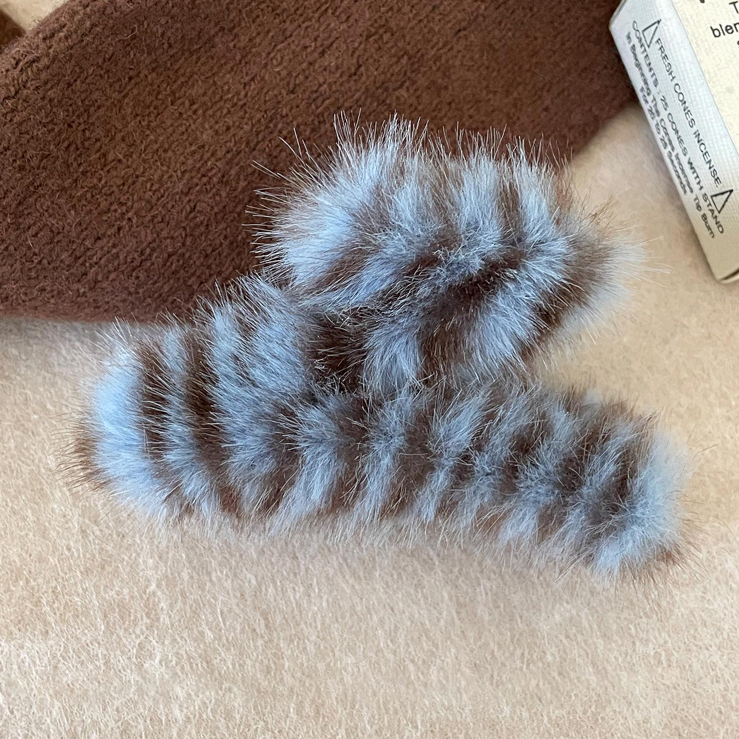 

High-End Plush Striped Hair Clip: Luxury Shark Design for Autumn and Winter, Versatile and Stylish Accessory.