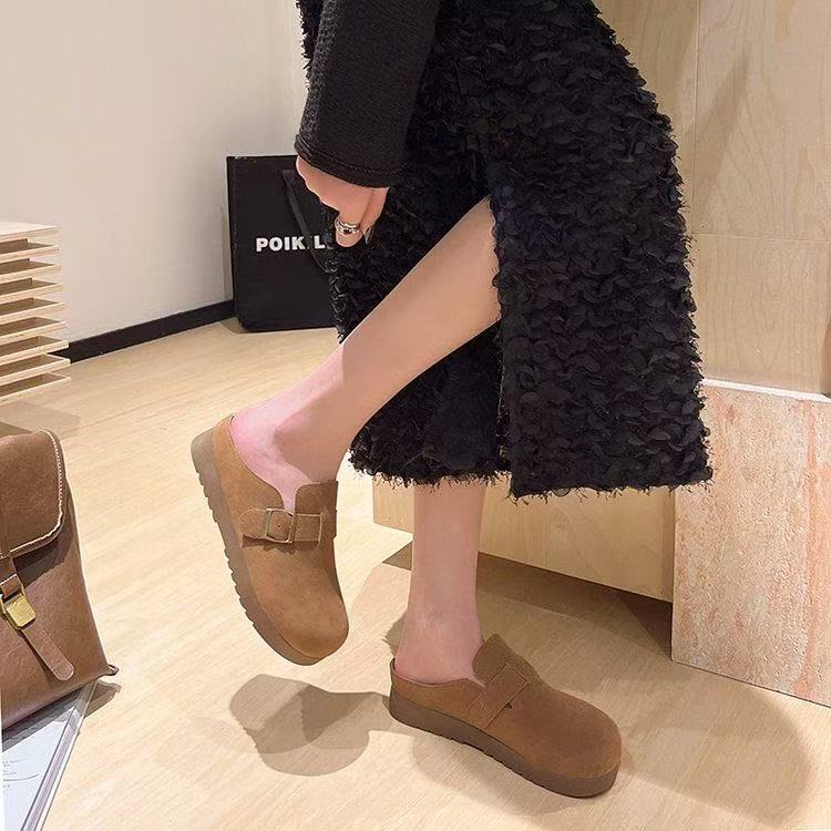 Im Herbst sind die neuen europäischen Birkenstocks mit dicker Sohle, weichem Leder, weicher Sohle und als Low-Top-Hausschuh sehr angesagt.