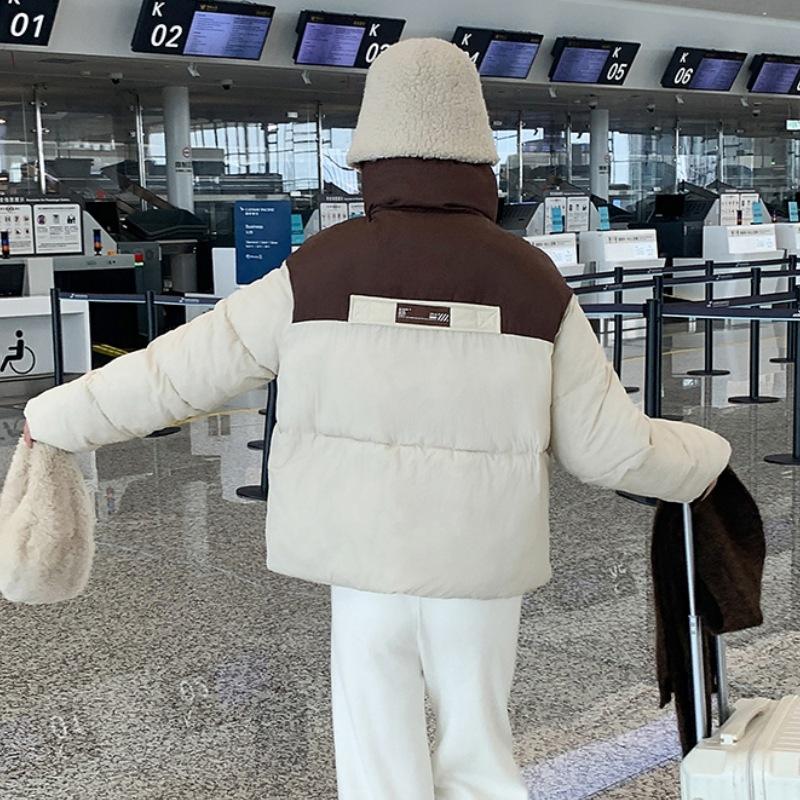 New cotton-padded clothes for women are loose and thickened in winter, cotton-padded jackets, and small jackets are trendy.