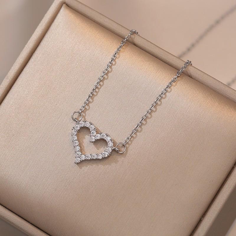 Women's Fashion Heart Pendant Necklace - Elegant, Simple Design, Versatile Clavicle Chain Jewelry