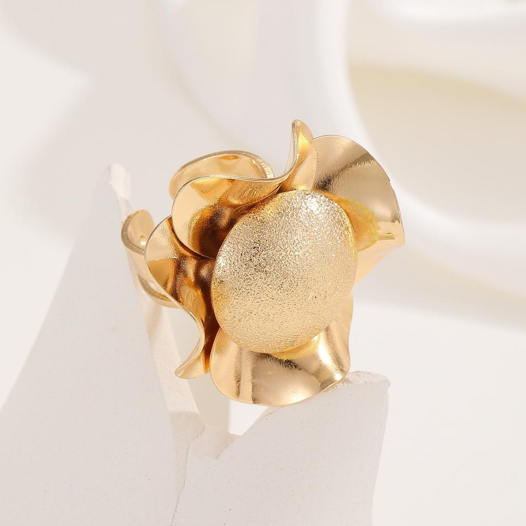 Golden Round Flower-shaped Open Ring for Women, Fashionable Retro Exaggerated Large Ring Accessories Gift