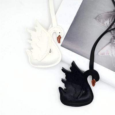 Porte-clés Couple Cygnes Noir et Blanc en Cuir PU Fait Main Cadeau Décoration Mignonne Convient Pour Accessoires Charms de Sac