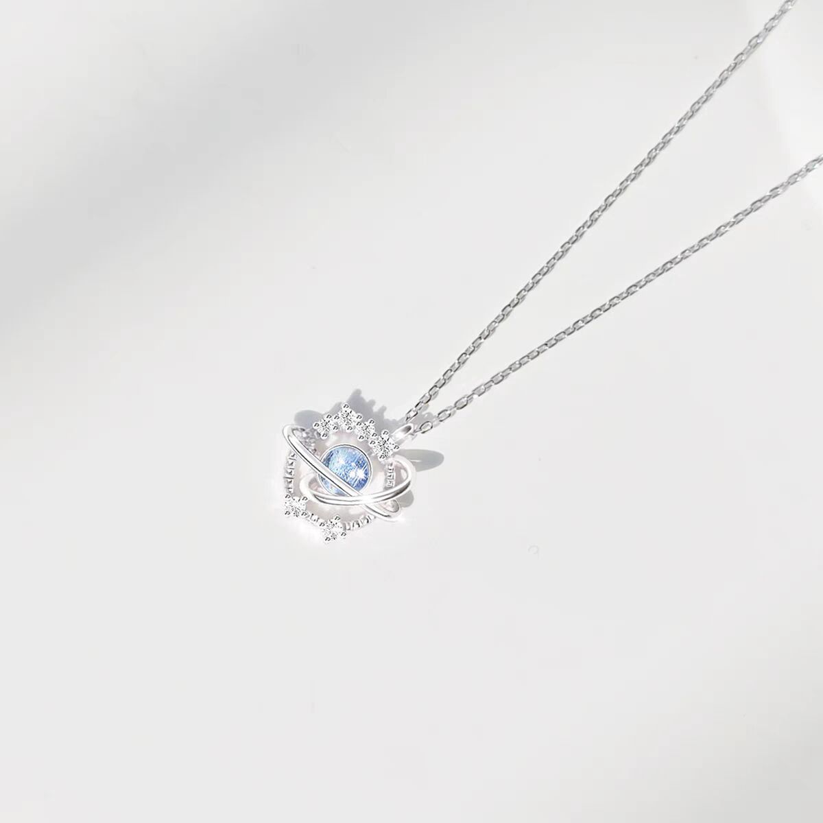 

Summer Night Sky Glass Stone Collarbone Necklace Cosmic Planet Pendant Light Luxury Elegant Accessory платиновый