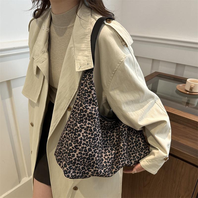 Stylish Simple Shoulder Bag For Women In Trendy Colors Perfect For Autumn Outfits