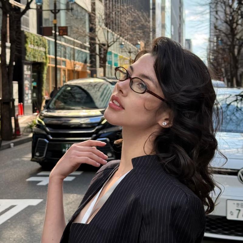 Women's Oval Glasses Are Lightweight and Sturdy Suitable for Daily Office and Formal Occasions