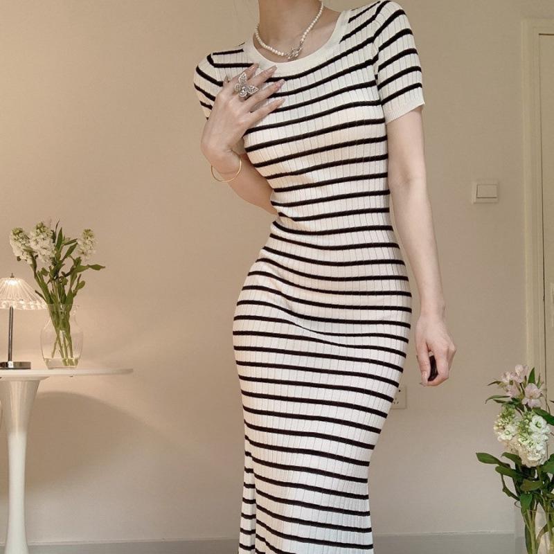 

Летнее нишевое облегающее вязаное платье-бодикон в полоску 2025 с короткими рукавами L 110-125 jin