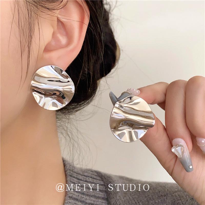 

Элегантные серьги-пусеты с французской складкой и металлическими шипами для женщин – Минималистичный, Трендовый и Крутой стиль