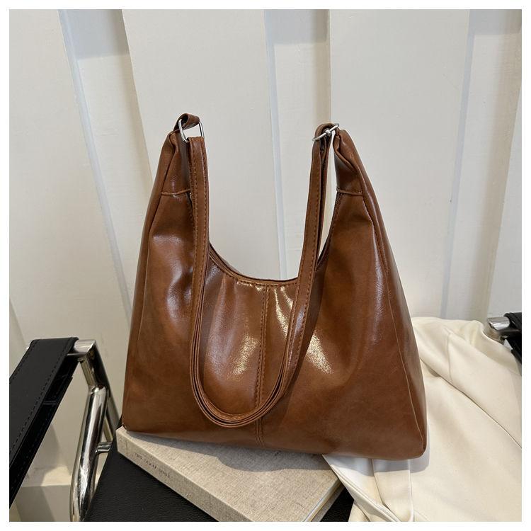 

Large-capacity bag Women s messenger bag 2025 spring new versatile student class shoulder bag commuting niche tote bag