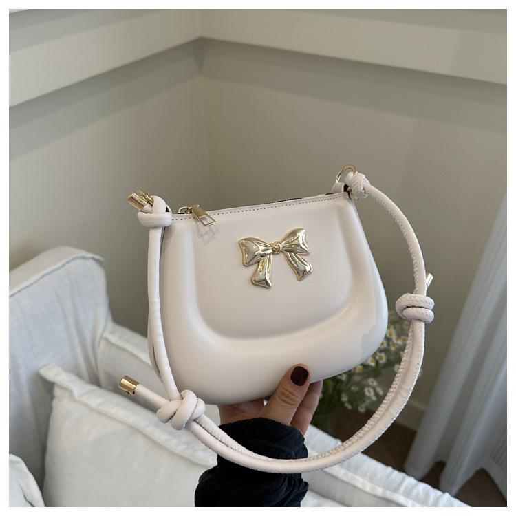 

ins нишевая сумка с текстурой женская сумка 2024 летняя новая универсальная сумка-седло иностранная красивая сумка-мессенджер через плечо белый