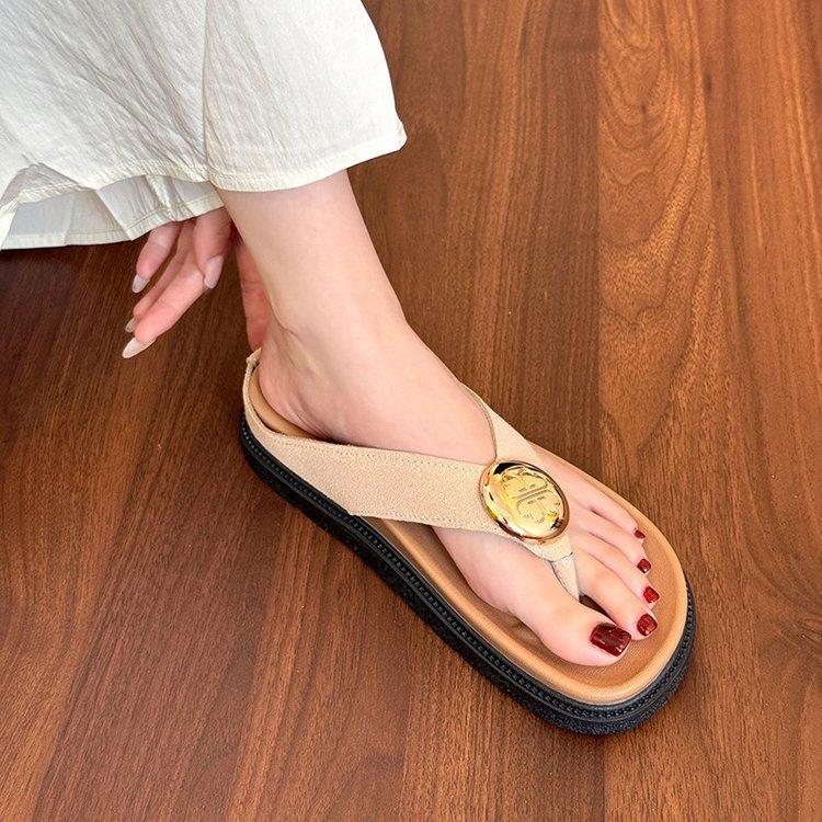 French thick-soled black pinch-on flip-flops for women's summer outer wear high-end 2025 new models with skirts, toe-on cool slippers