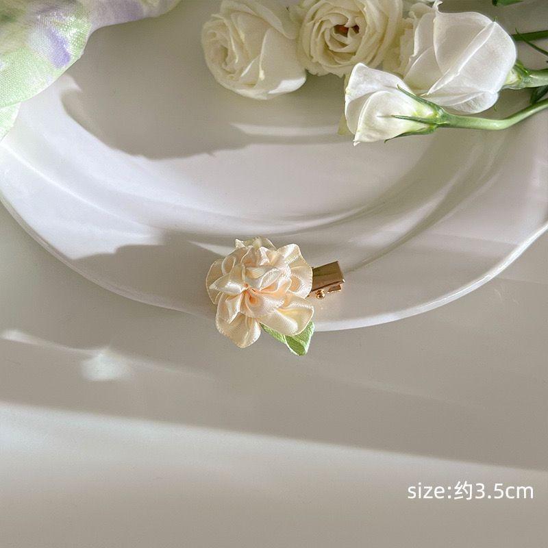 

Французька шпилька-троянда універсальний головний убір