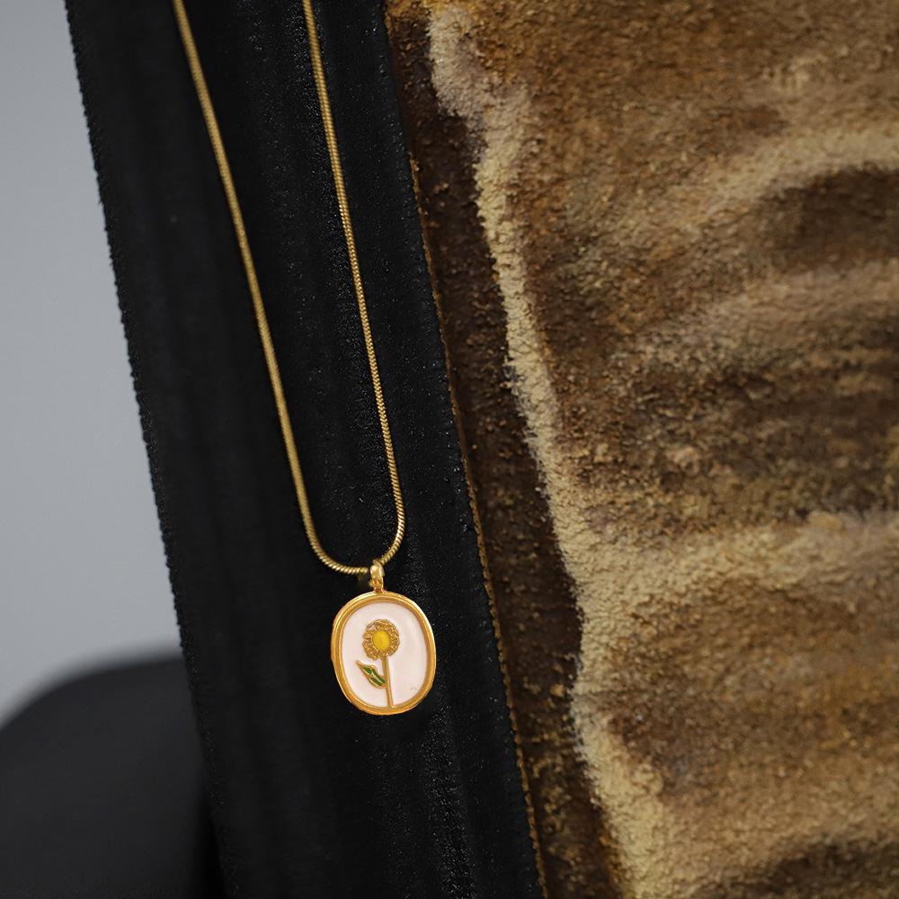 INS Style 18K Gold-Tone Titanium Necklace: French Retro Oval Resin Small Flower Pendant - Fade-Resistant Stainless Steel Design for Women.