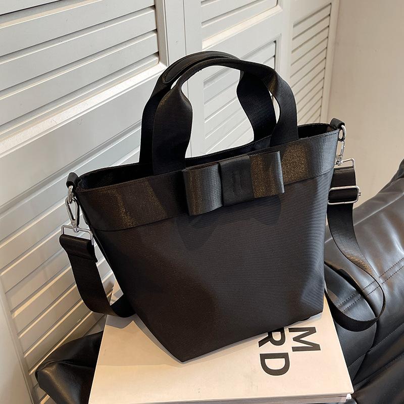 

Сумка из нейлоновой ткани женская новинка 2024 года весна-лето сумка-мессенджер большой вместимости универсальная, популярная сумка в этом году чёрный