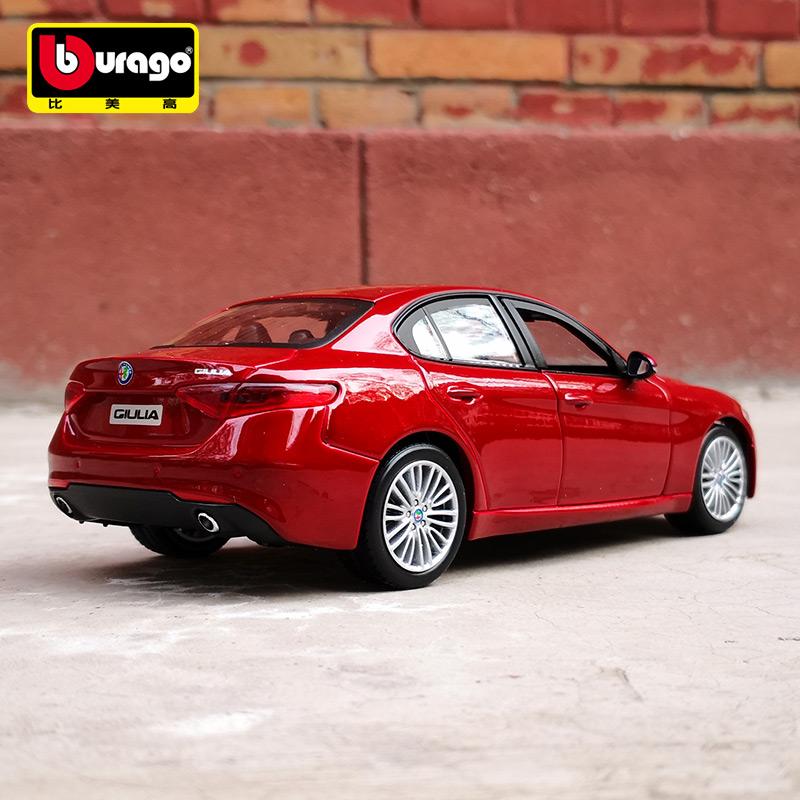 Bburago 1:24 Alfa Romeo Giulia Coupe Alloy Sports Car Model Diecast Metal Luxy Vehicle Car Model High Simulation Collection Gift