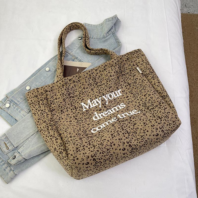 

Bag Women s 2025 New Printed Letter Large Capacity Tote Bag Korean Version Niche Leopard Print Casual Commuter Shoulder Bag хакі