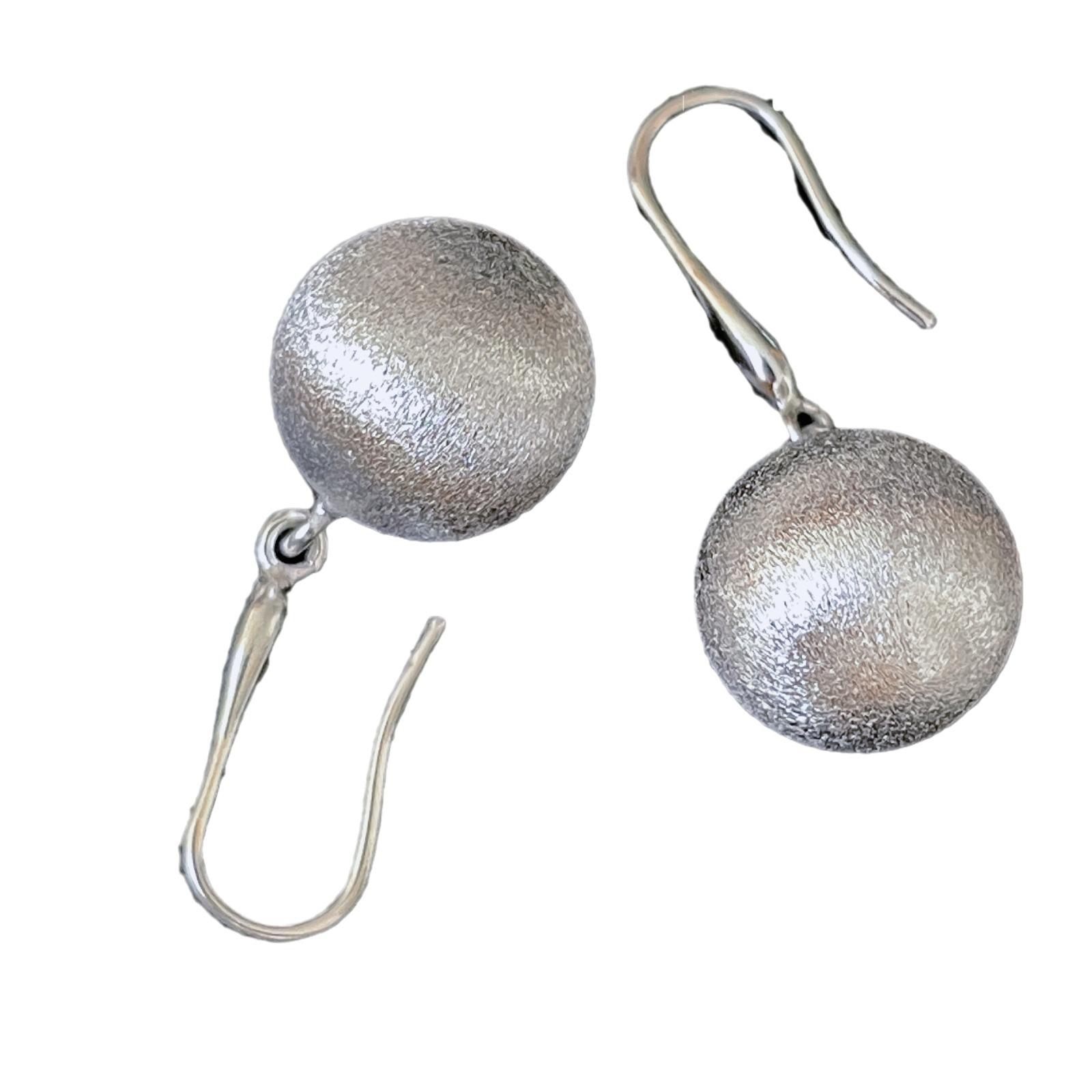 

Серьги-крючки в форме матового шара, стильный дизайн и темперамент для женщин