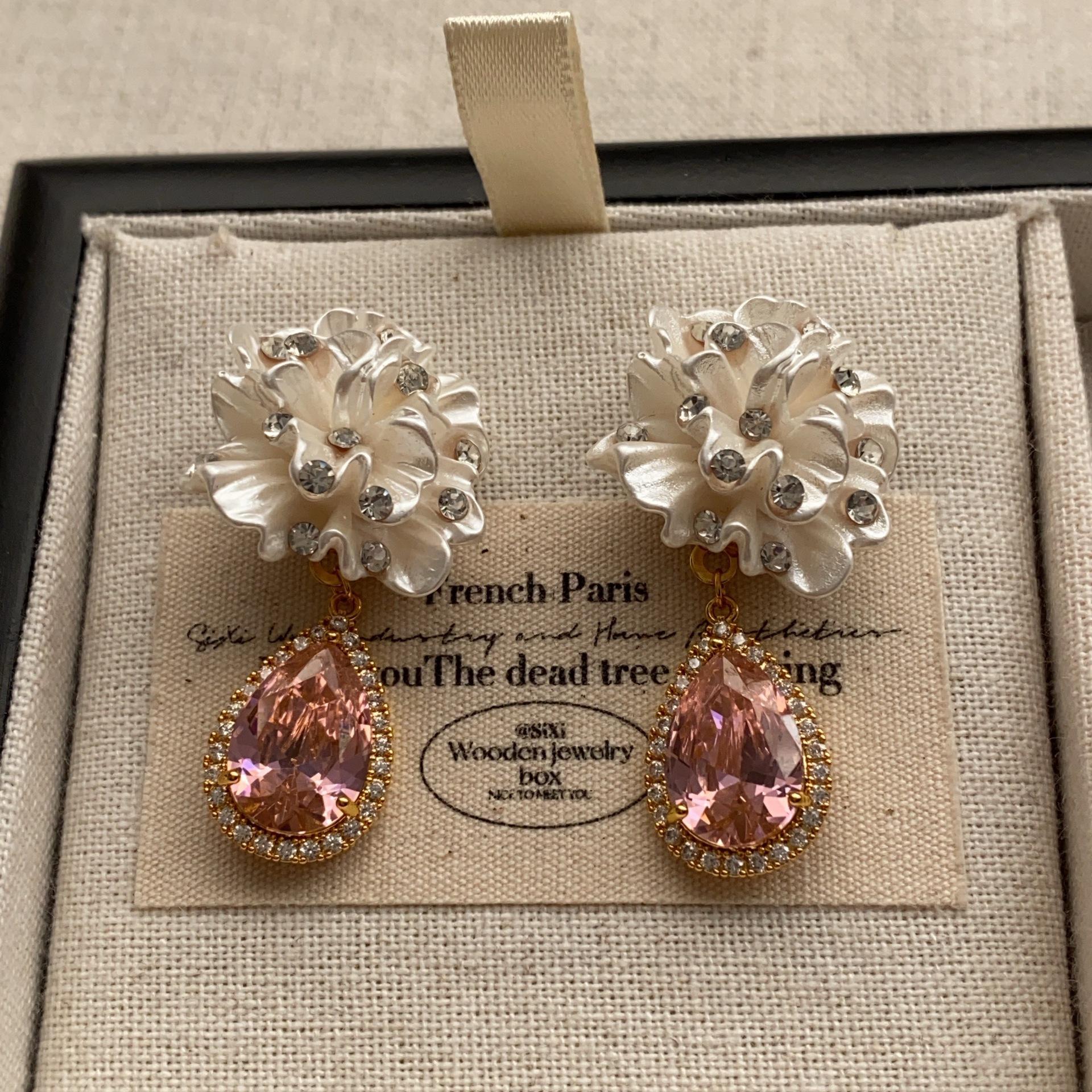 

Gentle and sweet flower super fairy temperament stud earrings crystal fringed earrings light luxury diamond-set fashion high-end earrings