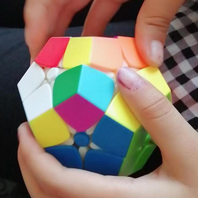 Kids Educational Gifts Megaminx 2x2x2 Twelve Sided Speed Cube Pentagonal Dodecahedron Difficult Brain Teaser Puzzles Toys