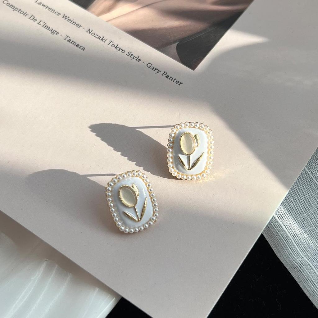 Aesthetic Tulip Pearl Stud Earrings: Exquisite Candy Color Design for Trendy Girls