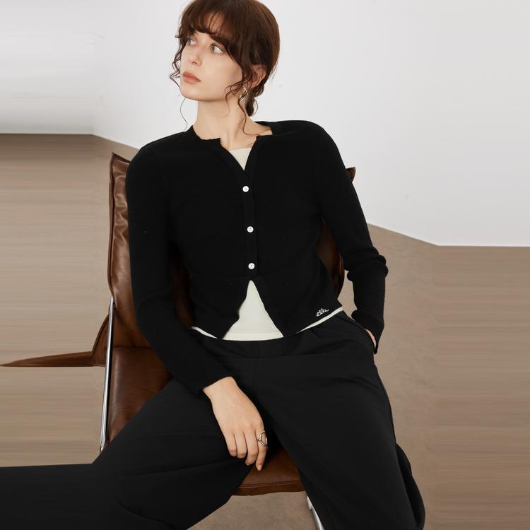 ELLE French Style Solid Color Embroidered Logo Simple Long Sleeve V-Neck Sweater Women Sweater Black EM40013