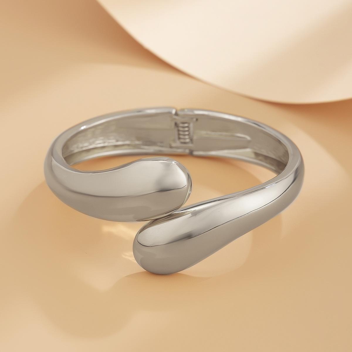 

Набор браслетов из сплава с преувеличенной неровной гладкой каплей воды