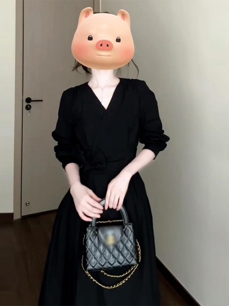 2025 French Black V-Neck Waist-Slimming Long Dress - Women's Early Autumn Fashion
