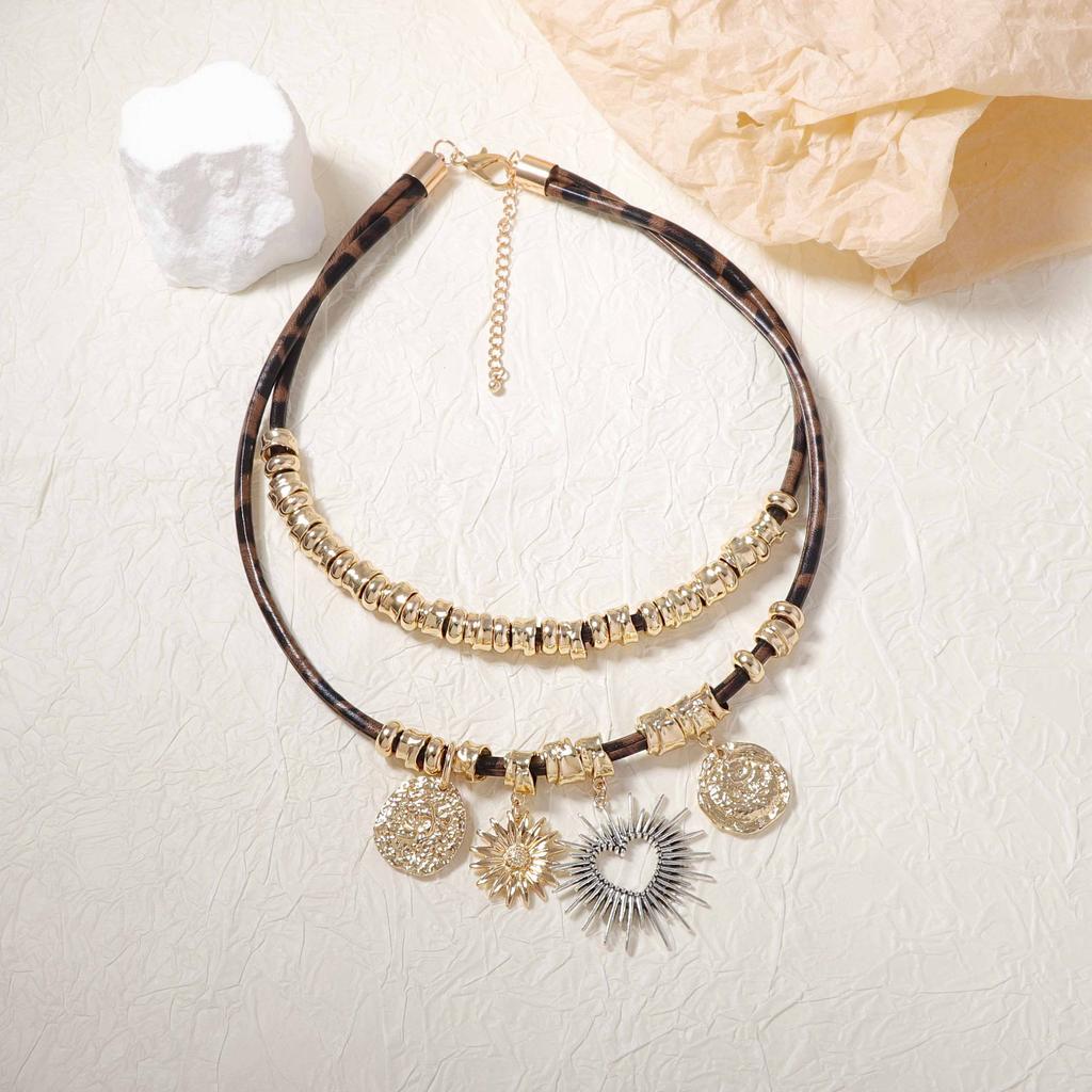 Retro Mode Nischendesign Sinn Doppelt gestapelter Legierung Hohl Liebe Geometrischer Anhänger Leder Damen Halskette