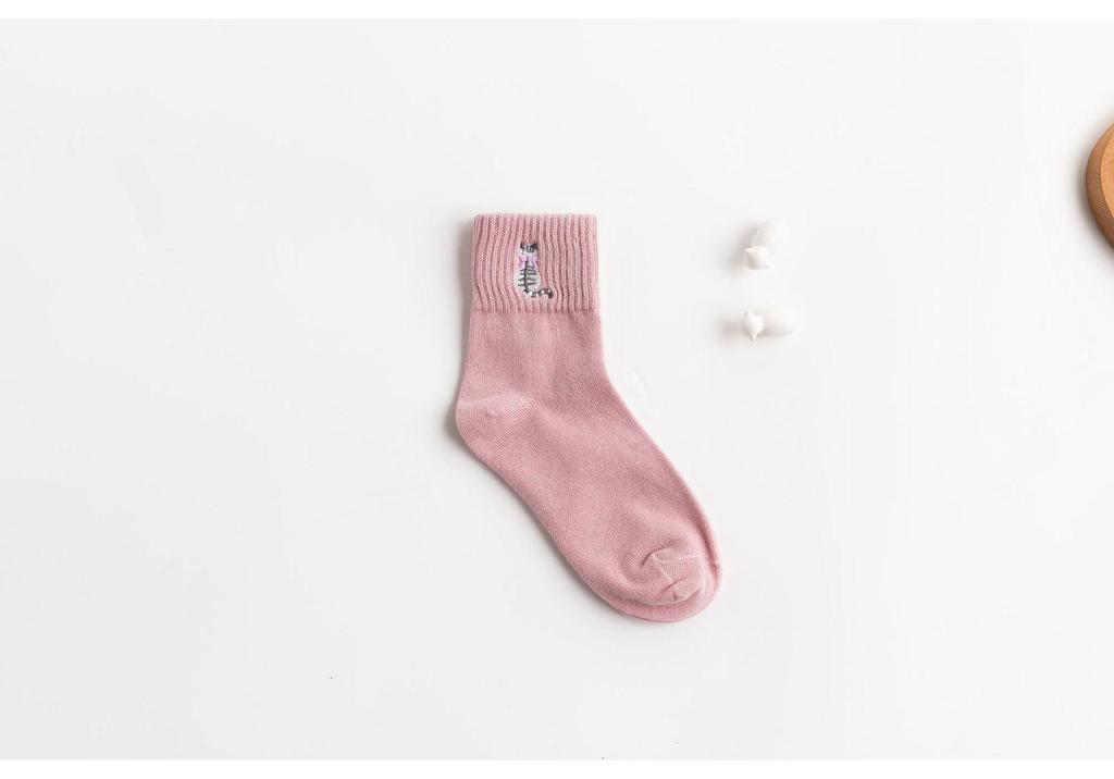 Chaussettes Mi-Mollet pour Femmes - Style Coréen et Japonais, Broderie Mignonne, Résistantes aux Odeurs, Couleur Unie, Parfaites pour le Printemps, l'Automne et l'Hiver.