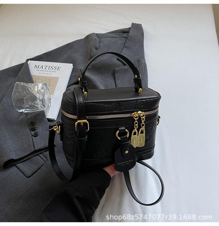 2025 Popular Bag Women 2025 New Spring Versatile Shoulder Messenger Bag Premium Texture Niche Portable Box Bag