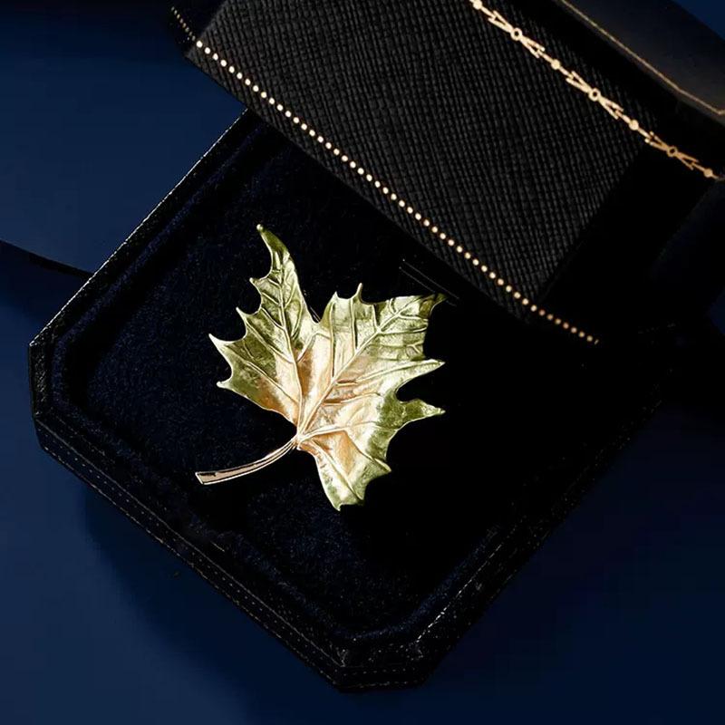  Broszka z Liściem Jesiennym Paulowni, Wysokiej Klasy i Wykwintna, Broszka z Jesiennym Liściem Klonowym, Elegancka i o Wyjątkowym Wyczuciu Stylu