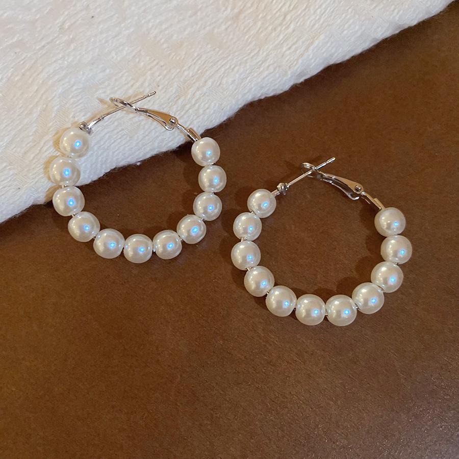 Жемчужные геометрические круглые серьги с жемчужной бижутерией Элегантные серьги с темпераментом Нишевые дизайнерские серьги Женские