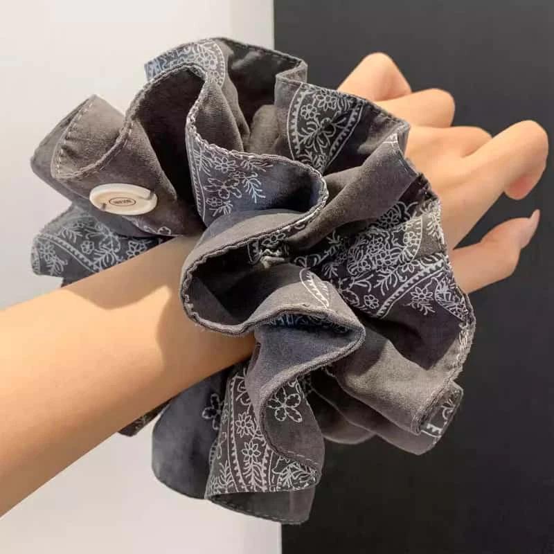 

Korean Retro Cashew Flower Double-Layer Pleated Hair Tie for Women - Enhances Bun and Low Ponytail Styles.