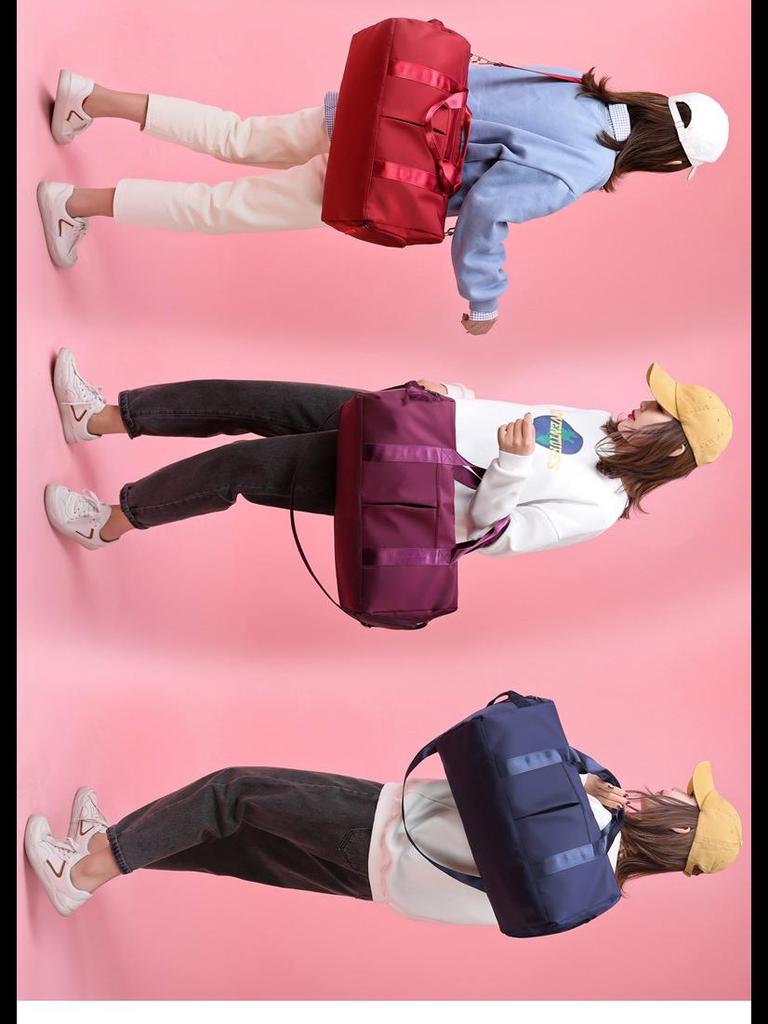 Geräumige Reisetasche mit Nass-/Trockenfach, ideal für Sport, Yoga und Kurztrips, mit aufgedrucktem Logo.