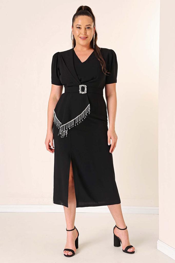 Drapowany przód, dekolt w kształcie litery V, krótkie rękawy, błyszczące kamienie, szczegółowa, z paskiem, podszewką, rozcięciem. Sukienka z krepy w dużych rozmiarach.