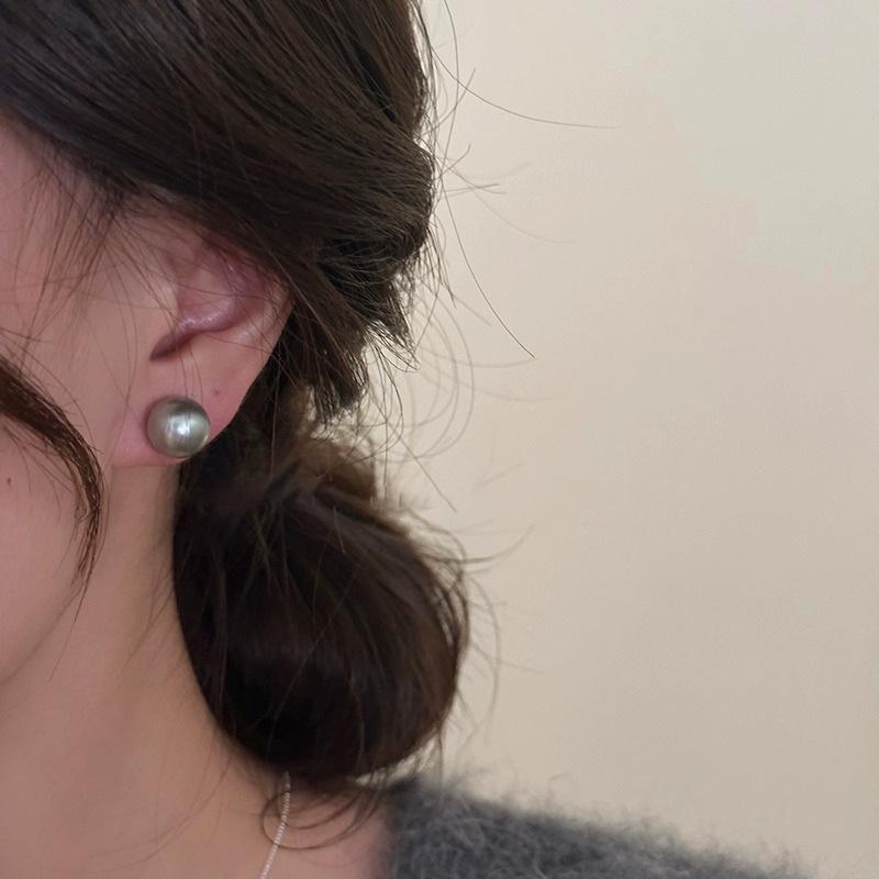 Elegant and Stylish Pearl Stud Earrings for Women. High-end, Minimalist, Exclusive and Simple Earrings.