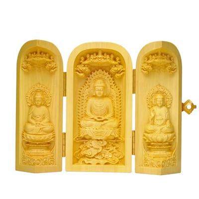 Dieser natürliche Buchsbaum (Tsuge) Buddhistische Triade zeigt drei Buddha-Figuren: Shaka Nyorai, Amitabha Nyorai und Yakushi Nyorai. Ungefähr 10 cm groß.