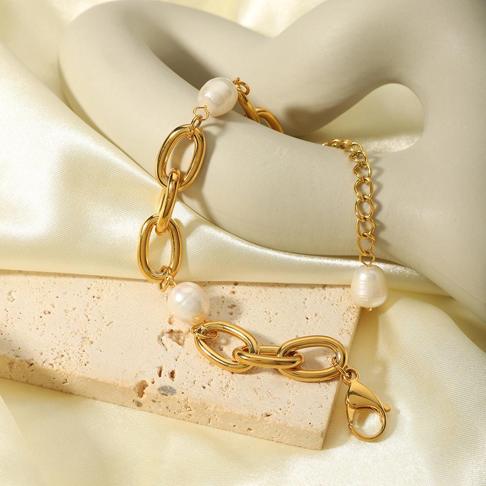 Bracelet Baroque Rétro en Or 18K et Perle d'Eau Douce - Style Européen et Américain Élégant en Acier Titane de Luxe Léger