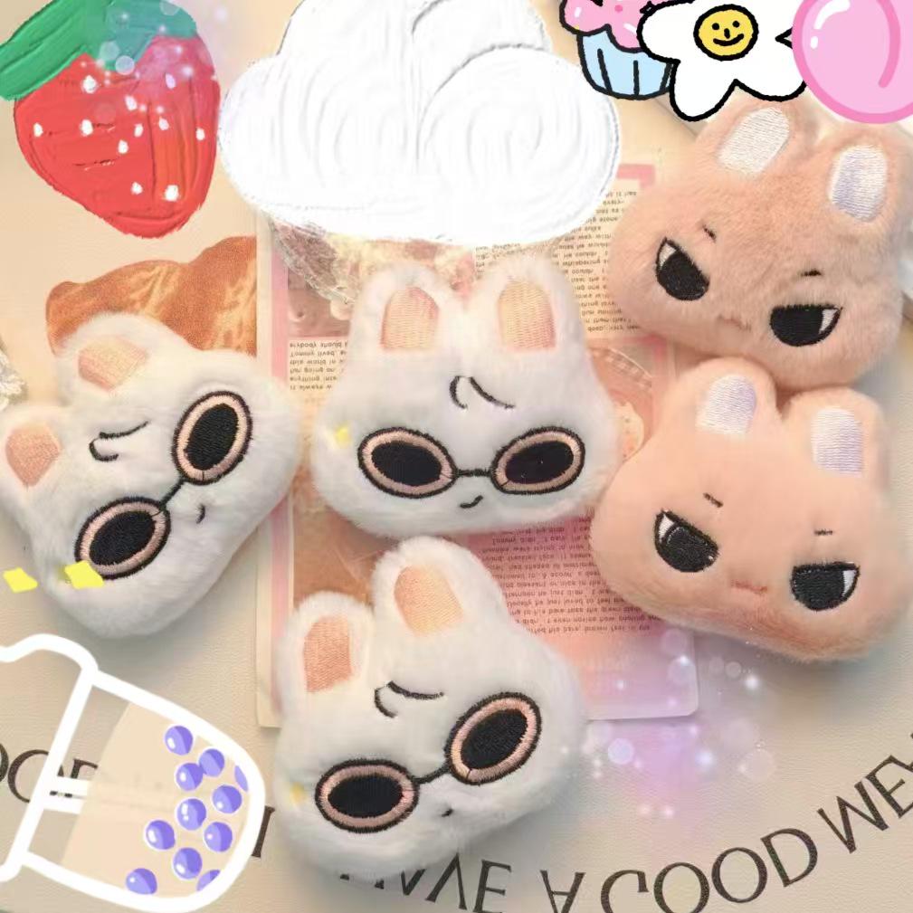 

Очаровательный белый и розовый плюшевый брелок-брошь в виде кролика Back Opening Version розовый