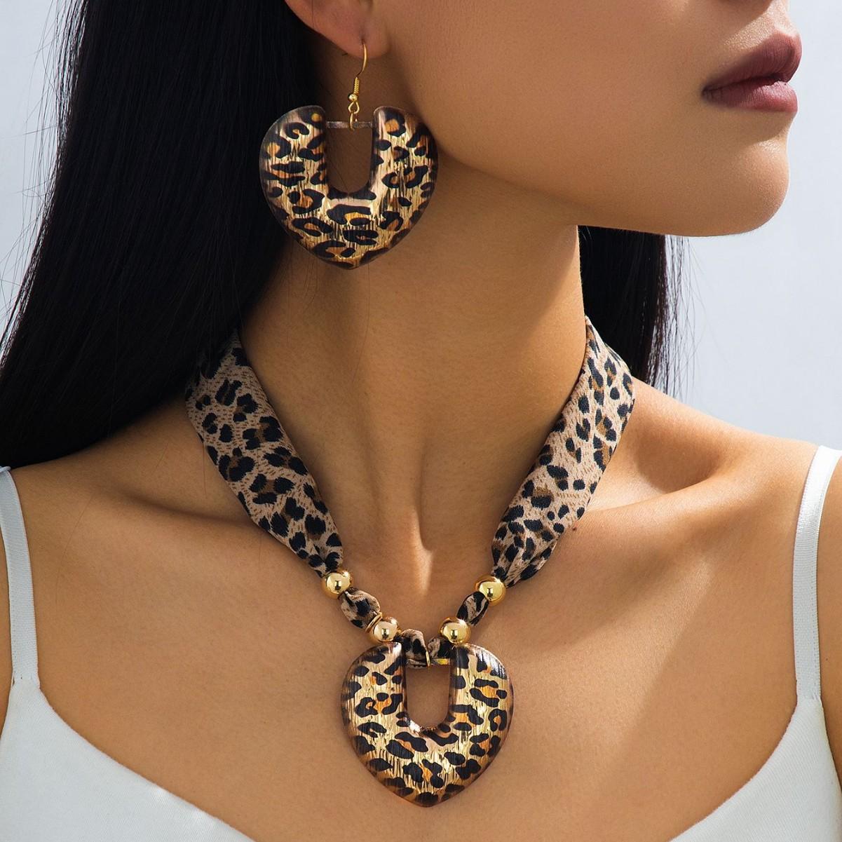 

Brown Leopard Print Silk Scarf Heart-Shaped Pendant Necklace Set Women Girls Gifts Fashion Jewelry Hot Sale Party Gift 2025 New