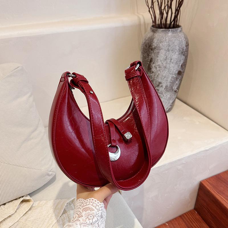 Simple and fashionable shoulder handbag 2025 spring new niche high-end commuter underarm bag Korean crescent bag