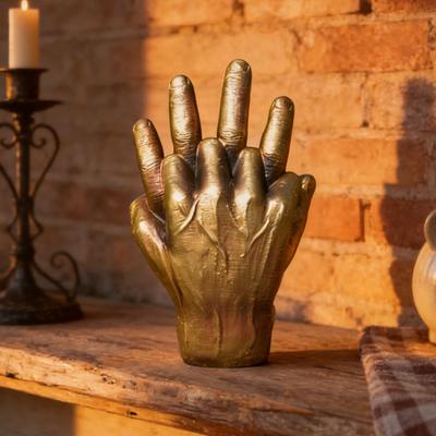 Socha držící se za ruce Umělecká pryskyřičná socha Ornament s designem gesta dlaně Kovová textura Dekorace vnitřní i venkovní